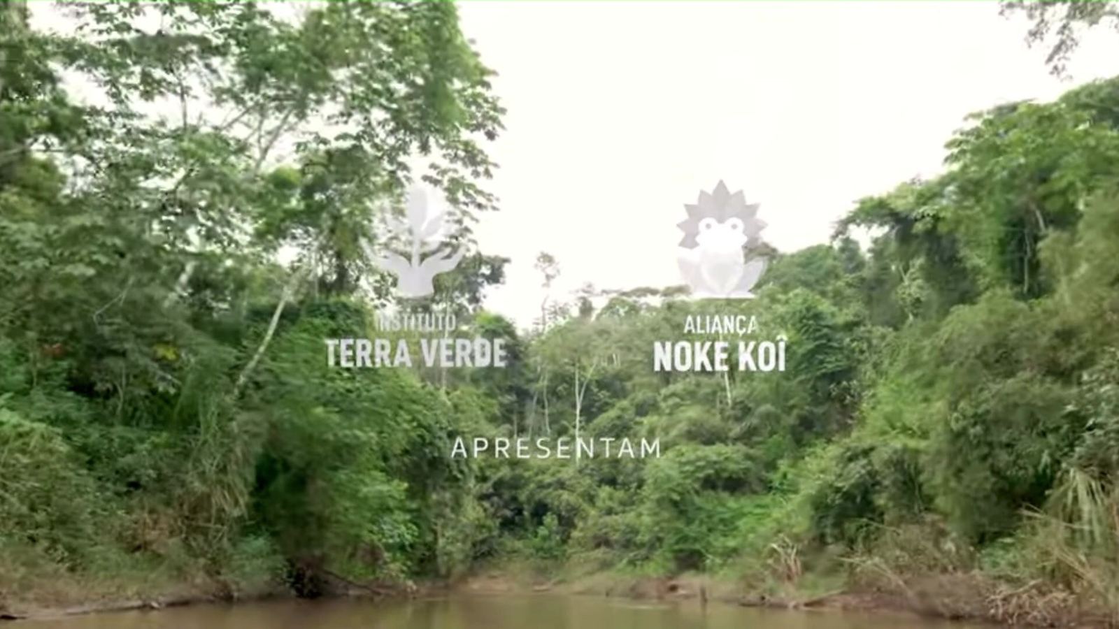 Pôster do vídeo do coral da Aldeia Toniya: rio e floresta com os selos Terra Verde e Aliança Noke Koî