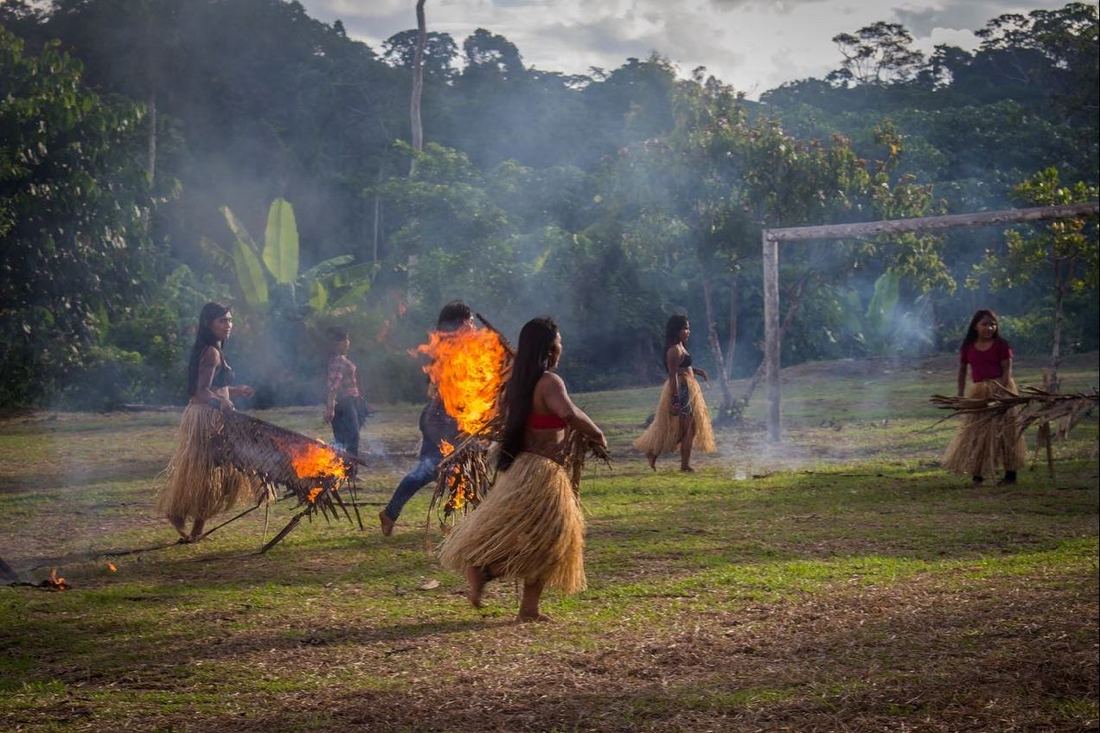 Dança ao redor do fogo no terreiro da aldeia