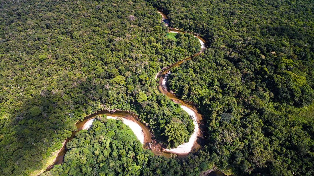 Vista aérea do Rio Gregório entre a floresta